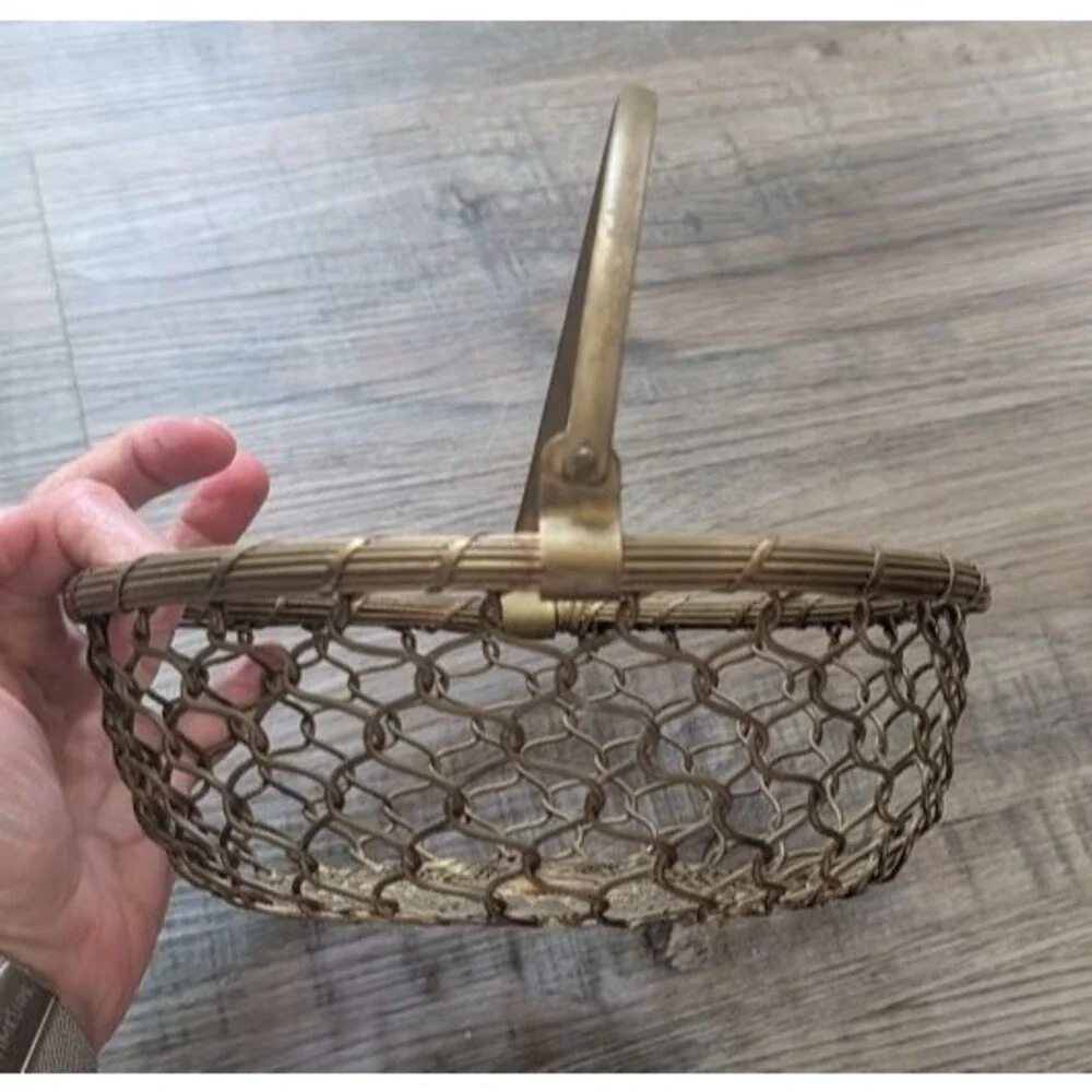 Vintage Round BRASS BASKET Woven Wire Weave Folding Handle Decor